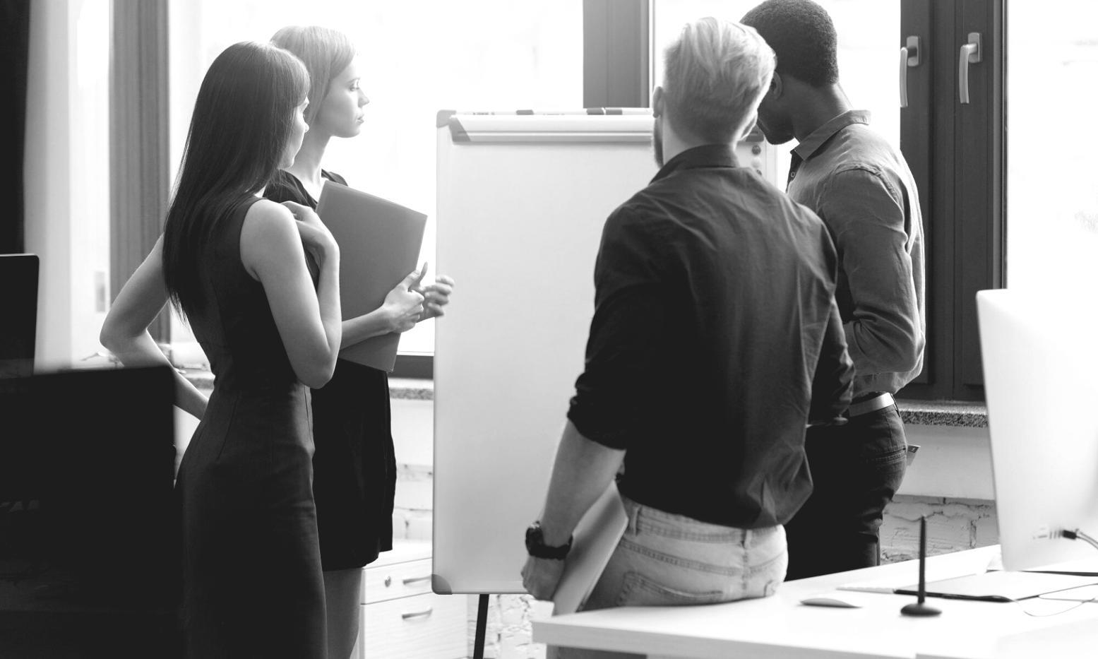 Persona trabajando con hojas de cálculo financieras en ordenador